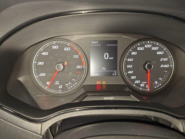 seat ibiza blanco cuadro velocidades